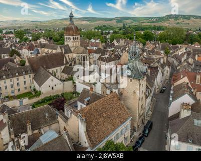 Vista aerea del centro storico di Beaune murato, capitale del vino della Borgogna con merlamenti, bastioni, Beffroi torre dell'orologio collegiata chiesa di Notre Dame Foto Stock