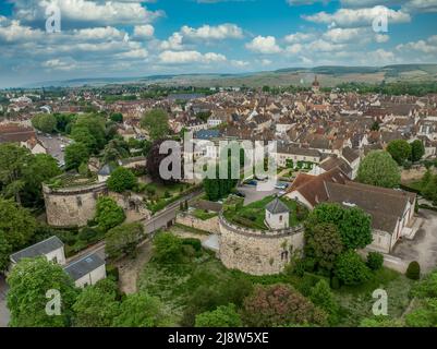 Veduta aerea dell'ex castello con quattro bastioni rotondi ora un giardino francese a Beaune, Borgogna Francia Foto Stock