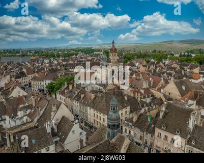 Vista aerea del centro storico di Beaune murato, capitale del vino della Borgogna con merlamenti, bastioni, Beffroi torre dell'orologio collegiata chiesa di Notre Dame Foto Stock