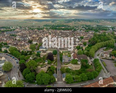 Vista aerea del centro storico di Beaune murato, capitale del vino della Borgogna con merlamenti, bastioni, Beffroi torre dell'orologio collegiata chiesa di Notre Dame Foto Stock