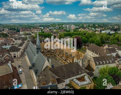 Vista aerea di belle piastrelle verniciate belle piastrelle verniciate tetti policromi dell'Hotel de Dieu medievale ospizio gotico a Beaune, Borgogna Fr Foto Stock