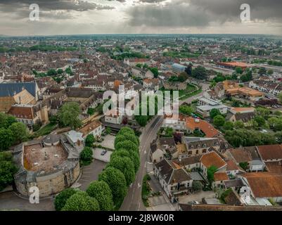 Vista aerea del centro storico di Beaune murato, capitale del vino della Borgogna con merlamenti, bastioni, Beffroi torre dell'orologio collegiata chiesa di Notre Dame Foto Stock