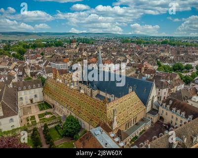 Vista aerea di belle piastrelle verniciate belle piastrelle verniciate tetti policromi dell'Hotel de Dieu medievale ospizio gotico a Beaune, Borgogna Fr Foto Stock