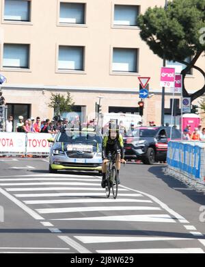 Verona, VR, Italia - 2 giugno 2019: Ciclista MIKEL NIEVE del MITCHELTON SCOTT Team al Tour d'Italia chiamato anche giro d'Italia è una gara ciclistica con profe Foto Stock