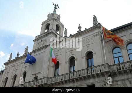 Padova, PD, Italia - 15 maggio 2022: Palazzo Moroni Municipio e bandiere Europa ITALIA e Veneto Regione Foto Stock