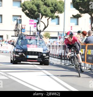 Verona, VR, Italia - 2 giugno 2019: Il ciclista EDWARD DUNBAR del Team INEOS al Tour d'Italia chiamato anche giro di ITALIA è una gara ciclistica Foto Stock