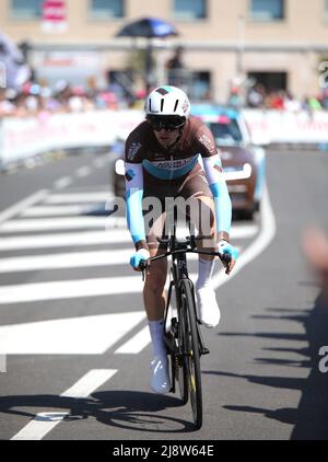 Verona, VR, Italia - 2 giugno 2019: Ciclista BIDARD FRANCOIS del Team AG2R al Tour d'Italia chiamato anche giro di Italia è una gara ciclistica Foto Stock