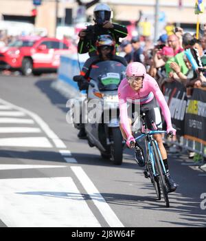 Verona, VR, Italia - 2 giugno 2019: Ultimo giro d'Italia chiamato giro d Italia è una gara ciclistica con il ciclista professionale Richard Carapaz Foto Stock