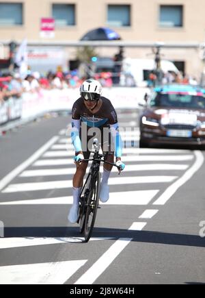 Verona, VR, Italia - 2 giugno 2019: Ciclista VUILLERMOZ ALEXIS del Team AG2R al Tour d'Italia chiamato anche giro d'Italia è una gara ciclistica con molti ciclisti Foto Stock