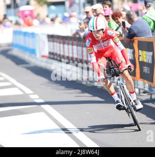 Verona, VR, Italia - 2 giugno 2019: Ultimo giro d Italia chiamato giro d Italia è una famosa gara ciclistica con il ciclista professionista MASNADA FAUSTO Foto Stock