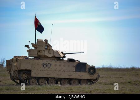 Drawsko Pomorskie, Polonia. 17th maggio 2022. Stephen Capehart, il comandante del 3rd Armored Brigade Combat Team, 4th Infantry Division osserva Exercise Defender Europe 22 dal suo M2A3 Bradley Fighting Vehicle presso Drawsko Pomorskie Training Area, 17 maggio 2022 a Drawsko Pomorskie, Polonia. Credit: Capt. Tobias Cukale/United States Army/Alamy Live News Foto Stock