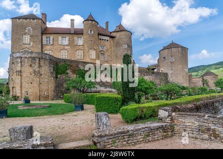 Berze le Chatel imponente fortezza che domina la valle Lamartinien con le sue quattordici torri e gatehouse, tre recinti un insieme di sale medievali Foto Stock