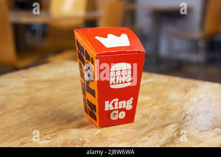 Bielorussia, Novopolotsk - 17 aprile 2022: Burger King Food Box Foto Stock