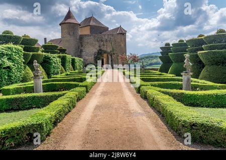 Berze le Chatel imponente fortezza che domina la valle Lamartinien con le sue quattordici torri e gatehouse, tre recinti giardino francese Foto Stock