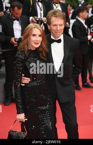 Linda e Jerry Bruckheimer partecipano alla prima Top Gun: Maverick durante il Festival del Cinema di Cannes 75th a Cannes, Francia. Data foto: Mercoledì 18 maggio 2022. Foto Stock