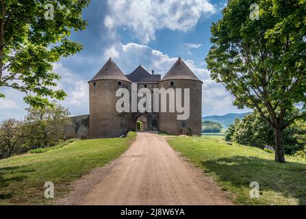 Berze le Chatel imponente fortezza che domina la valle Lamartinien con le sue quattordici torri e gatehouse, tre recinti un insieme di sale medievali Foto Stock