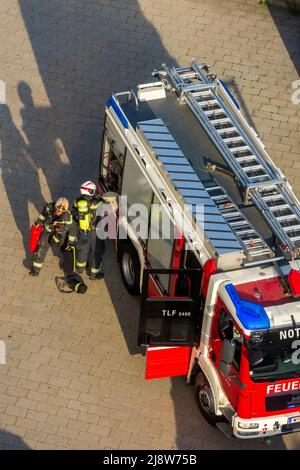 Wien, Vienna: Vigili del fuoco, vigili del fuoco sulla strada per un incendio nel 22. Donaustadt, Vienna, Austria Foto Stock
