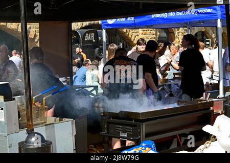 SHEFFIELD. SOUTH YORKSHIRE. INGHILTERRA. 05-14-22. Victoria Quays sul canale di Tinsley e Sheffield. Si tiene un mercato mensile di prodotti alimentari e produttori. Foto Stock