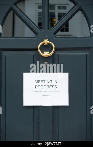 Incontro in corso segno attaccato a una casa domestica porta anteriore presumibilmente dove qualcuno sta lavorando da casa WFH o in un lavoro ibrido. REGNO UNITO (130) Foto Stock