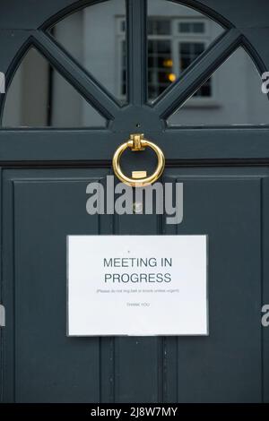 Incontro in corso segno attaccato a una casa domestica porta anteriore presumibilmente dove qualcuno sta lavorando da casa WFH o in un lavoro ibrido. REGNO UNITO (130) Foto Stock