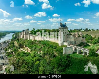 Veduta aerea degli alloggi reali nel castello centrale di Chinon con cortine adiacenti restaurate recentemente con cielo estivo nuvoloso blu Foto Stock