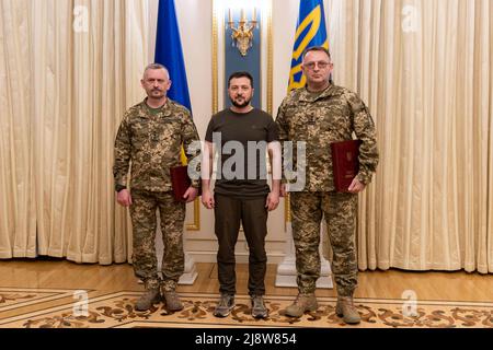 Kiev, Ucraina. 18th maggio 2022. Il presidente ucraino Volodymyr Zelenskyy, centro, si pone con i militari dell'Eroe dell'Ucraina il colonnello Serhiy Baranovsky, a sinistra, e il colonnello Serhiy Musienko dopo aver assegnato loro la più alta medaglia nazionale durante una cerimonia al palazzo Mariyinsky, 18 maggio 2022 a Kiev, Ucraina. Credit: Ukraine Presidency/Ukraine Presidency/Alamy Live News Foto Stock