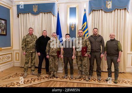 Kiev, Ucraina. 18th maggio 2022. Il presidente ucraino Volodymyr Zelenskyy, centro, si pone con i militari dell'Eroe dell'Ucraina il colonnello Serhiy Baranovsky, a sinistra, e il colonnello Serhiy Musienko dopo aver assegnato loro la più alta medaglia nazionale durante una cerimonia al palazzo Mariyinsky, 18 maggio 2022 a Kiev, Ucraina. Credit: Ukraine Presidency/Ukraine Presidency/Alamy Live News Foto Stock