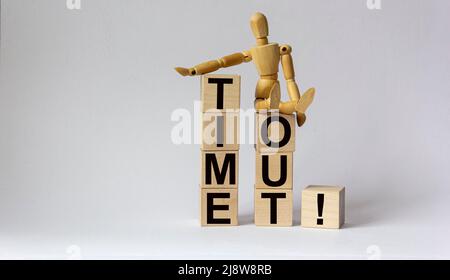 Time out testo scritto su blocchi di legno con burattino di legno su sfondo bianco .Business concetto Foto Stock