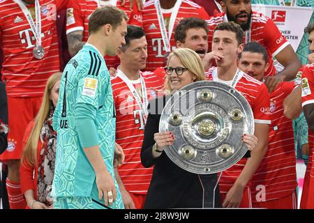 Monaco di Baviera, Germania. 08th maggio 2022. Donata HOPFEN (presidente del consiglio di amministrazione della Lega tedesca di calcio), consegna ciotola a Manuel NEUER (goalwart FC Bayern Monaco). FC Bayern Monaco-VFB Stoccarda 2-2 il 8th maggio 2022, ALLIANZARENA Monaco. Credit: dpa/Alamy Live News Foto Stock