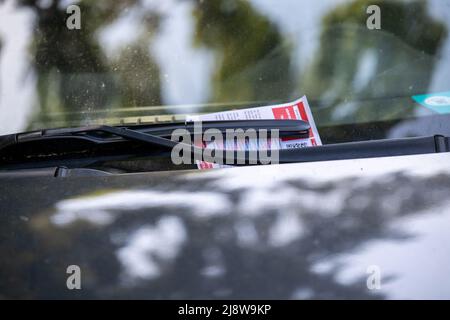 Pirna, Germania. 18th maggio 2022. Un'auto è parcheggiata in una zona di parcheggio con un biglietto per il parcheggio sul tergicristallo. Il conducente della macchina aveva dimenticato di inserire un disco di parcheggio, così il dipartimento di polizia della città di Pirna ha emesso un avvertimento. Credit: Daniel Schäfer/dpa/Alamy Live News Foto Stock