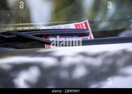 Pirna, Germania. 18th maggio 2022. Un'auto è parcheggiata in una zona di parcheggio con un biglietto per il parcheggio sul tergicristallo. Il conducente della macchina aveva dimenticato di inserire un disco di parcheggio, così il dipartimento di polizia della città di Pirna ha emesso un avvertimento. Credit: Daniel Schäfer/dpa/Alamy Live News Foto Stock