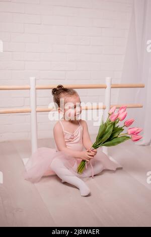 L'insegnante di balletto e la ballerina piccola hanno pratica nella classe di ballo . la ragazza bella piccola sta facendo il balletto .. Foto Stock