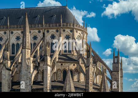 Veduta aerea della città medievale di Bourges, nel centro della Francia, con il capolavoro gotico della cattedrale di Santo Stefano Foto Stock