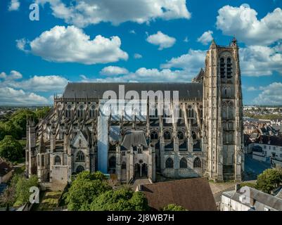 Veduta aerea della città medievale di Bourges, nel centro della Francia, con il capolavoro gotico della cattedrale di Santo Stefano Foto Stock