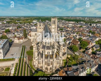 Veduta aerea della città medievale di Bourges, nel centro della Francia, con il capolavoro gotico della cattedrale di Santo Stefano Foto Stock