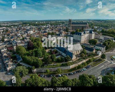 Veduta aerea della città medievale di Bourges, nel centro della Francia, con il capolavoro gotico della cattedrale di Santo Stefano Foto Stock