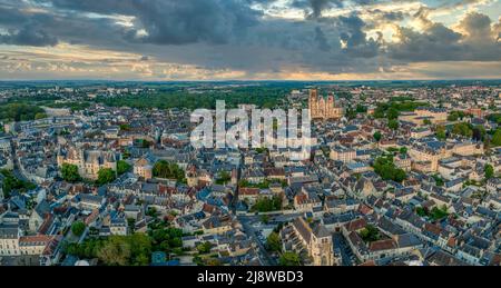 Veduta aerea della città medievale di Bourges, nel centro della Francia, con il capolavoro gotico della cattedrale di Santo Stefano Foto Stock
