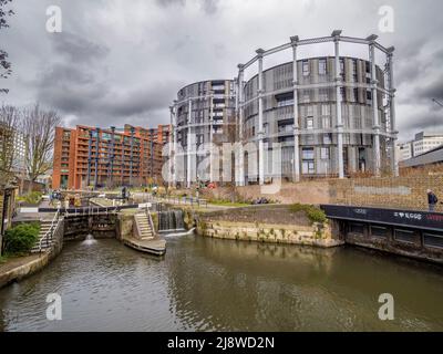 St Pancras si trova sul canale del Regent, con gli appartamenti moderni costruiti all'interno dei vecchi gasieri vittoriani. Londra Foto Stock