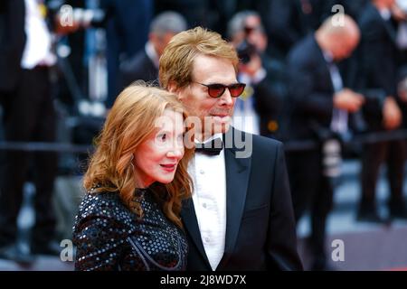 Cannes, Francia. 18th maggio 2022. Cannes, Francia, mercoledì, maggio. 18, 2022 - Linda Bruckheimer e Jerry Bruckheimer sono visti al tappeto rosso Top Gun Maverick durante il Festival del Cinema di Cannes del 75th al Palais des Festivals et des Congrès de Cannes . Foto di Credit: Julie Edwards/Alamy Live News Foto Stock