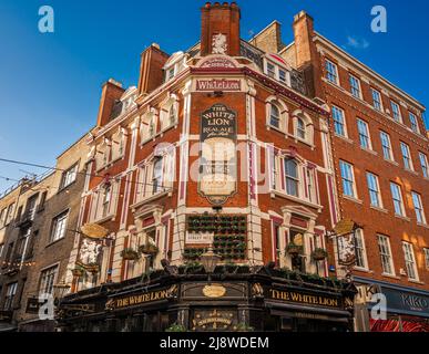 Facciata vittoriana esterna del pub White Lion situato all'angolo tra James Street e Floral Street a Covent Garden, Londra. Foto Stock