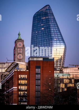 Al tramonto l'architettura mista di uno dei Blackfriars (soprannominato il Vase) e la torre dell'osso. Londra Foto Stock