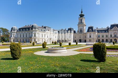 Palazzo barocco di Festetics al centro del suo magnifico parco a Keszthely, sul lago Balaton, Ungheria Foto Stock