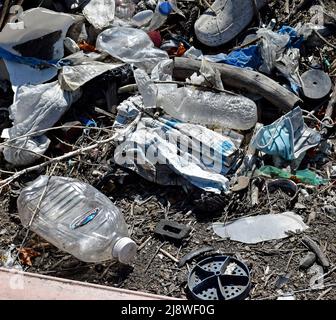 Rifiuti scaricati lungo Alameda Creek Trail a Union City, California Foto Stock