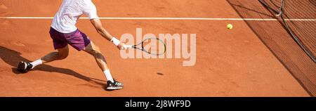 L'illustrazione mostra il corpo inferiore di un giocatore che sta per calciare un volley in anticipo durante l'Open Francese il 2 giugno 2021 allo stadio Roland-Garros Foto Stock