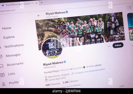 KONSKIE, POLONIA - 18 maggio 2022: Account Twitter ufficiale Riyad Mahrez visualizzato sullo schermo del laptop Foto Stock