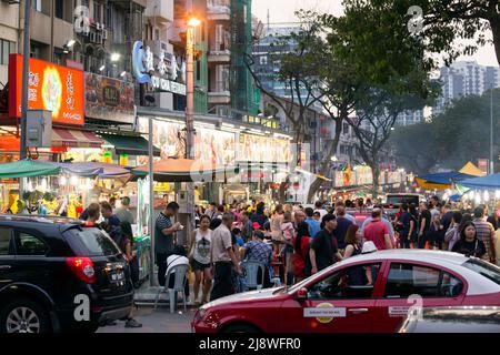 Kuala Lumpur; Malesia - Gennaio 28; 2017: Scena di strada di Jalan Alor una popolare zona di cibo e ristoranti di notte situato nella zona di Bukit Bintang di Kuala Lumpur Foto Stock