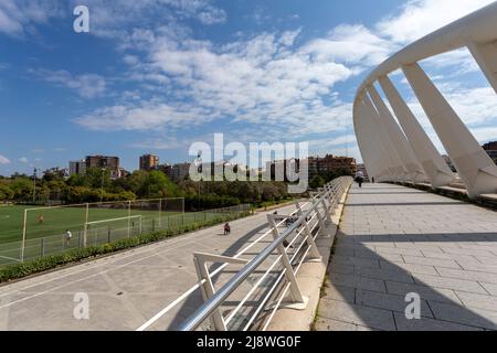 Valencia, Spagna - 05 05 2022: Ponte de l'Exposicio a Valencia, Spagna in una giornata di primavera soleggiata. Foto Stock