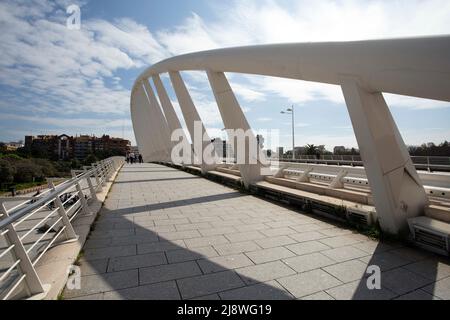 Valencia, Spagna - 05 05 2022: Ponte de l'Exposicio a Valencia, Spagna in una giornata di primavera soleggiata. Foto Stock