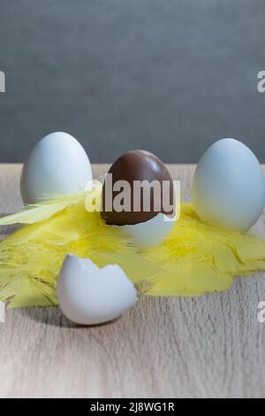 Helsinki / Finlandia - 18 MAGGIO 2022: Primo piano di gusci d'uovo di cioccolato ripieni autentici consumati intorno a pasqua Foto Stock