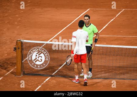 Novak Djokovic di Serbia e Rafael Nadal di Spagna si stringono le mani durante la semifinale al Roland-Garros (French Open), torneo di tennis Grand Slam su Ju Foto Stock